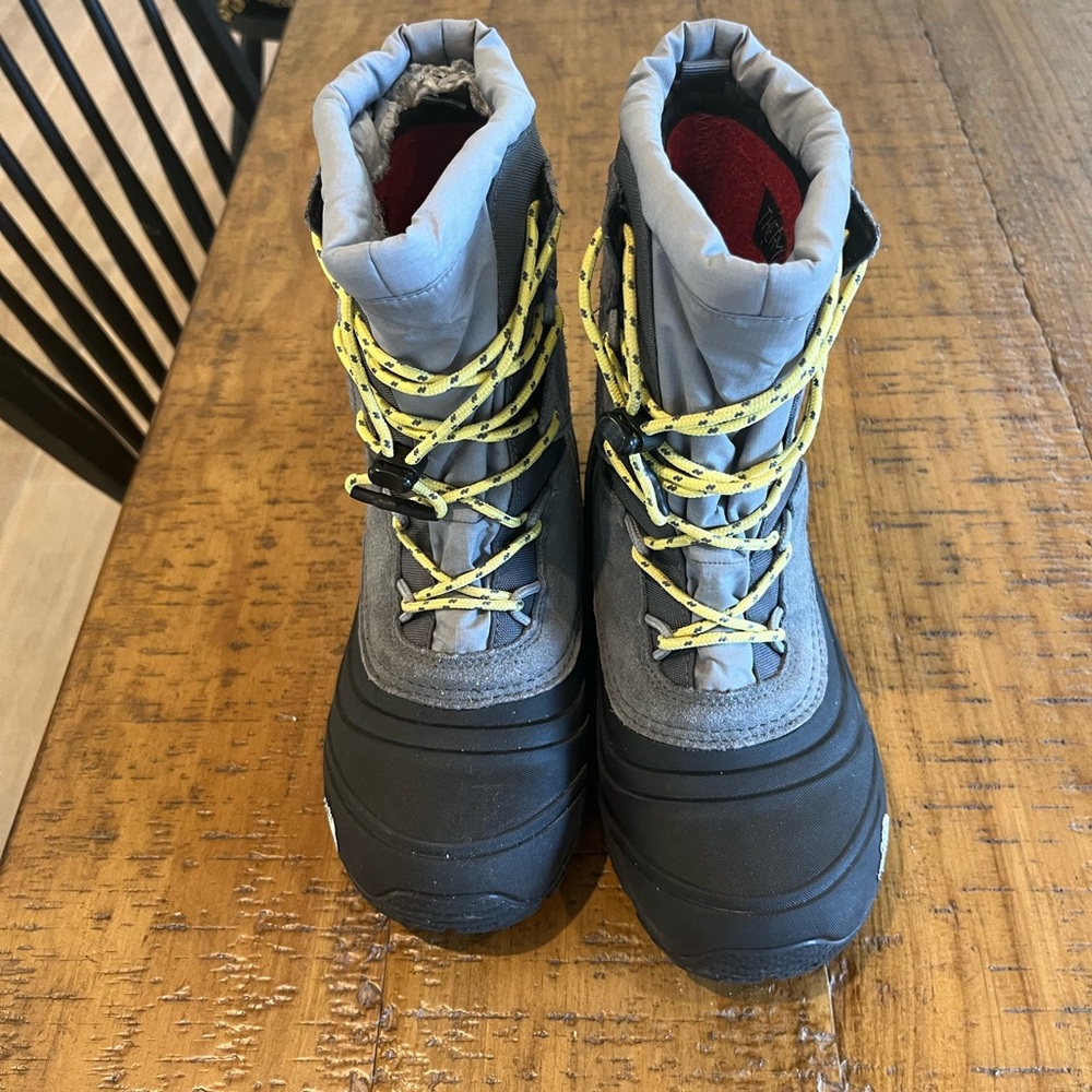 The North Face Children’s snow boots-size 4- barely used
